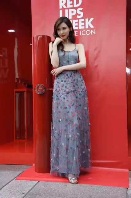 不服老都不行!林志玲穿吊帶裙出席活動,「老人手」搶鏡,網嘲:相信她46歲了