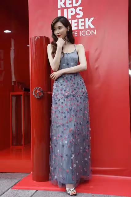 不服老都不行!林志玲穿吊帶裙出席活動,「老人手」搶鏡,網嘲:相信她46歲了