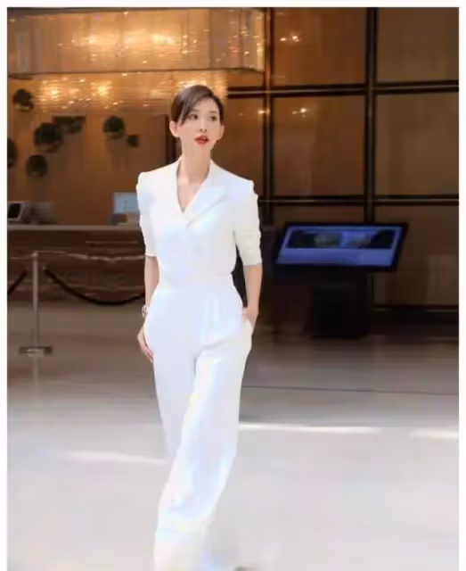 不服老都不行!林志玲穿吊帶裙出席活動,「老人手」搶鏡,網嘲:相信她46歲了