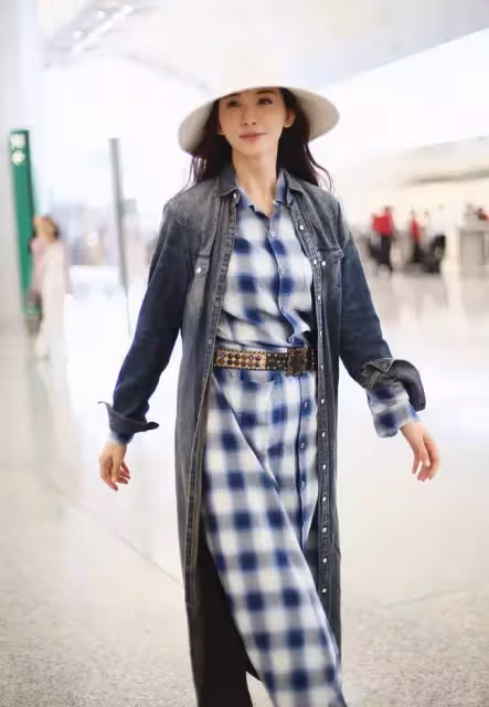 不服老都不行!林志玲穿吊帶裙出席活動,「老人手」搶鏡,網嘲:相信她46歲了
