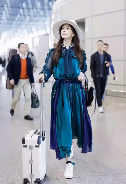 不服老都不行!林志玲穿吊帶裙出席活動,「老人手」搶鏡,網嘲:相信她46歲了