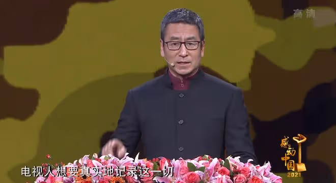 TVB陳貝兒獲感動中國大獎!眼眶含淚舉獎盃,白岩松為其念頒獎詞