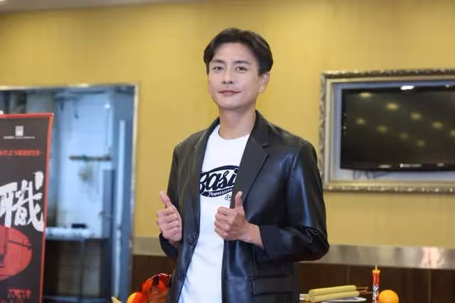 首次演單身角色！黃宗澤為新電影開工，鬧市街頭上演追斬戲惹關注