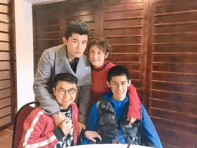 黃一山與美女網紅聚會,去其豪宅吃大餐,為長子治病定居內地19年