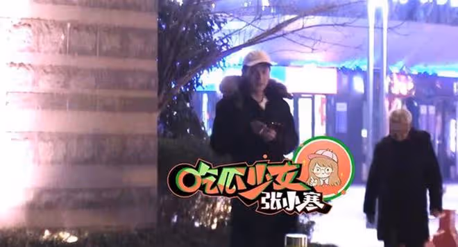曝楊冪深夜和帥哥同回小區,男方高大帥氣撞臉馮紹峰,關係引猜測