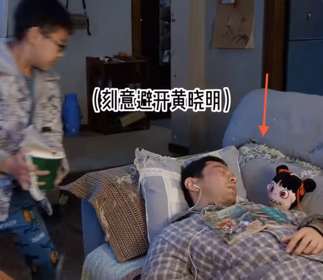 黃曉明拍戲太敬業,主動要求被泡麵潑滿臉,耐心安撫小演員顯父愛