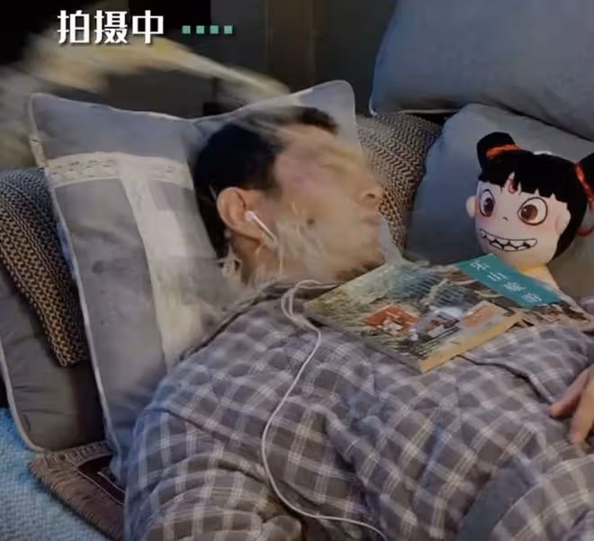 黃曉明拍戲太敬業,主動要求被泡麵潑滿臉,耐心安撫小演員顯父愛