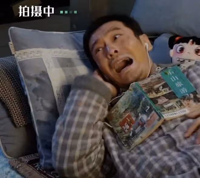 黃曉明拍戲太敬業,主動要求被泡麵潑滿臉,耐心安撫小演員顯父愛