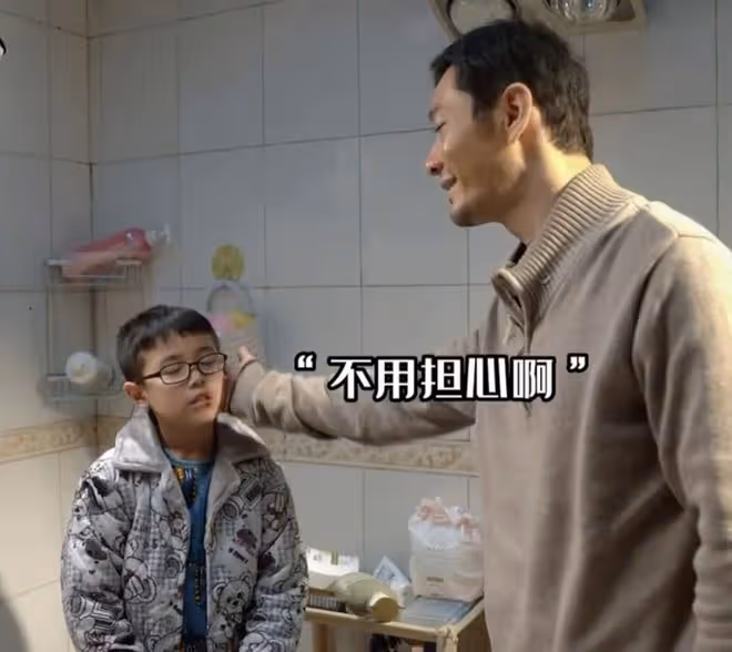 黃曉明拍戲太敬業,主動要求被泡麵潑滿臉,耐心安撫小演員顯父愛