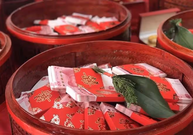 老婆生孩子,媽給兩萬丈母娘給五千,滿月酒一番爭吵,把媽送走