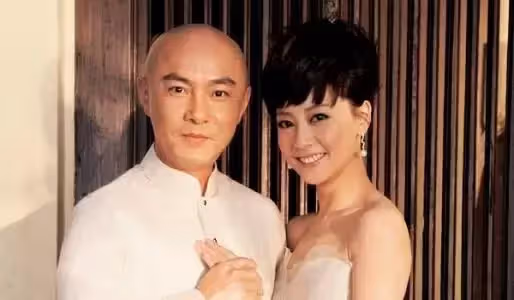 張衛健「與妻分居兩地20年」無生子感情甜蜜 為她結了三次婚「永遠把老婆擺第一」
