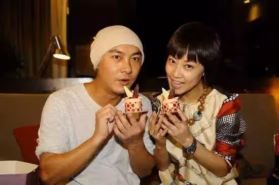 張衛健「與妻分居兩地20年」無生子感情甜蜜 為她結了三次婚「永遠把老婆擺第一」