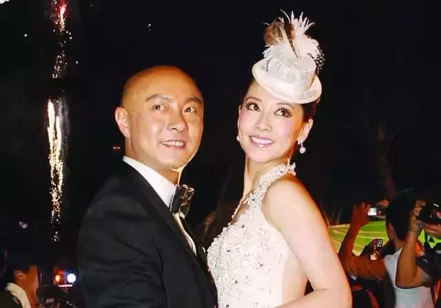 張衛健「與妻分居兩地20年」無生子感情甜蜜 為她結了三次婚「永遠把老婆擺第一」