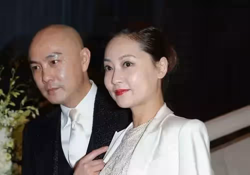 張衛健「與妻分居兩地20年」無生子感情甜蜜 為她結了三次婚「永遠把老婆擺第一」