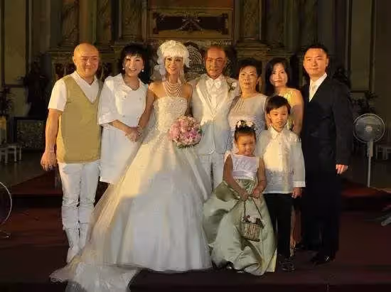 張衛健「與妻分居兩地20年」無生子感情甜蜜 為她結了三次婚「永遠把老婆擺第一」