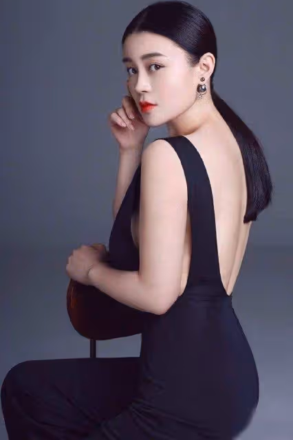 她曾是化妝助理, 靠本山大叔一炮而紅, 堪稱最性感女弟子!