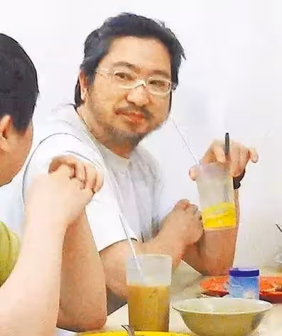 哥哥是天王!劉德華親弟「打扮親民」外表大不同 兄弟齊心「一個在前一個在後」身價破億仍節儉