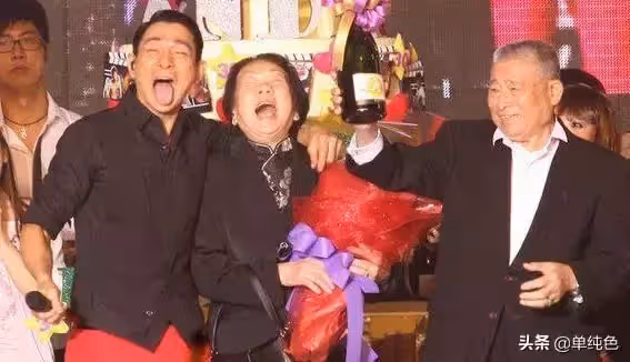 哥哥是天王!劉德華親弟「打扮親民」外表大不同 兄弟齊心「一個在前一個在後」身價破億仍節儉