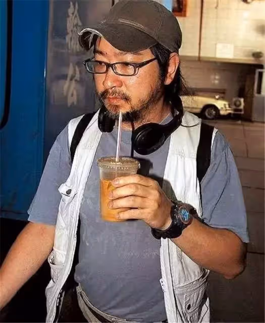哥哥是天王!劉德華親弟「打扮親民」外表大不同 兄弟齊心「一個在前一個在後」身價破億仍節儉