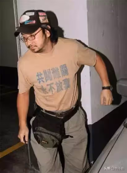 哥哥是天王!劉德華親弟「打扮親民」外表大不同 兄弟齊心「一個在前一個在後」身價破億仍節儉