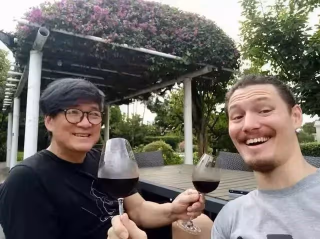 看起來比兒子年輕!周華健曬「父子合照」為愛子慶生 混血兒「絡腮鬍一刮」網讚:和媽媽一模一樣