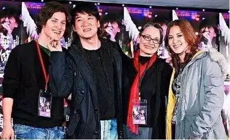 看起來比兒子年輕!周華健曬「父子合照」為愛子慶生 混血兒「絡腮鬍一刮」網讚:和媽媽一模一樣