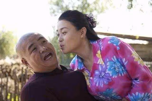 她曾是化妝助理, 靠本山大叔一炮而紅, 堪稱最性感女弟子!