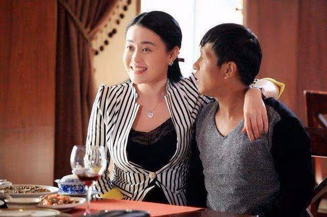 她曾是化妝助理, 靠本山大叔一炮而紅, 堪稱最性感女弟子!