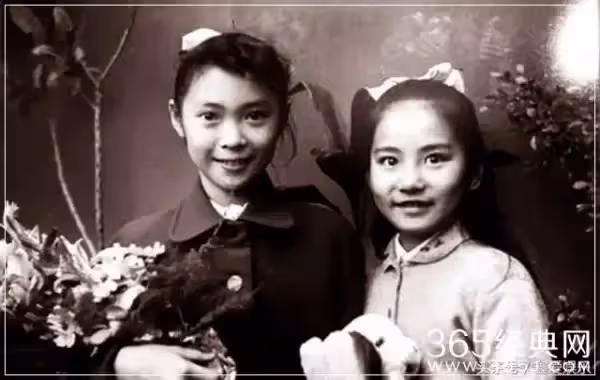 她是李連杰最敬愛的「媽媽」!謝霆鋒老爸一輩子都狂追不到的女人!如今白髮蒼蒼與鍾楚紅站在一起美貌卻不輸她