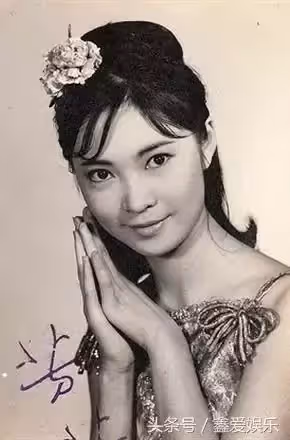 她是李連杰最敬愛的「媽媽」!謝霆鋒老爸一輩子都狂追不到的女人!如今白髮蒼蒼與鍾楚紅站在一起美貌卻不輸她
