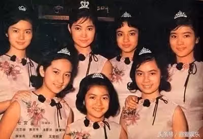她是李連杰最敬愛的「媽媽」!謝霆鋒老爸一輩子都狂追不到的女人!如今白髮蒼蒼與鍾楚紅站在一起美貌卻不輸她