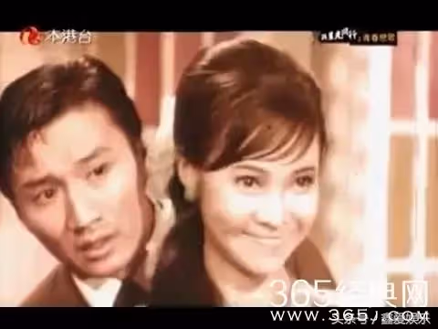 她是李連杰最敬愛的「媽媽」!謝霆鋒老爸一輩子都狂追不到的女人!如今白髮蒼蒼與鍾楚紅站在一起美貌卻不輸她