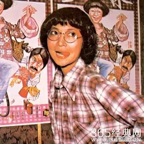 她是李連杰最敬愛的「媽媽」!謝霆鋒老爸一輩子都狂追不到的女人!如今白髮蒼蒼與鍾楚紅站在一起美貌卻不輸她