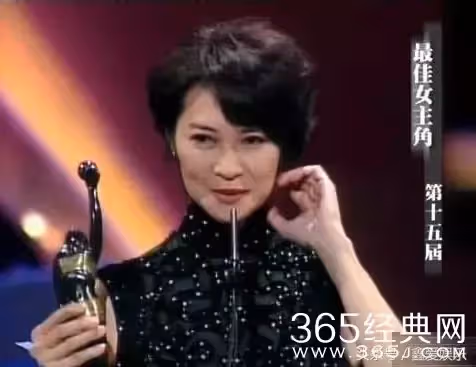 她是李連杰最敬愛的「媽媽」!謝霆鋒老爸一輩子都狂追不到的女人!如今白髮蒼蒼與鍾楚紅站在一起美貌卻不輸她