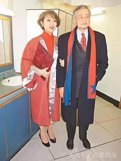 她是李連杰最敬愛的「媽媽」!謝霆鋒老爸一輩子都狂追不到的女人!如今白髮蒼蒼與鍾楚紅站在一起美貌卻不輸她