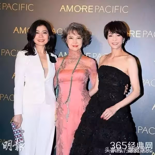 她是李連杰最敬愛的「媽媽」!謝霆鋒老爸一輩子都狂追不到的女人!如今白髮蒼蒼與鍾楚紅站在一起美貌卻不輸她