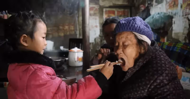 爸坐牢媽失蹤，六歲的她撐起三代之家，13億人為她點贊