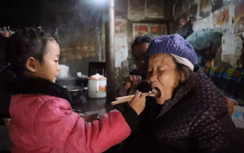 爸坐牢媽失蹤,六歲的她撐起三代之家,13億人為她點贊