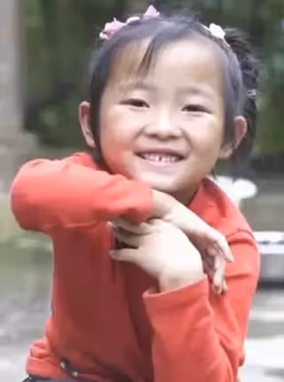 爸坐牢媽失蹤,六歲的她撐起三代之家,13億人為她點贊