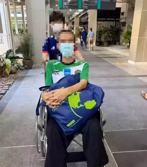 只剩我一個人！12歲男童開直播賣藝「籌亡父喪葬費」數度淚灑現場，畫面讓全網揪心
