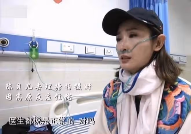恭喜!TVB女星陳貝兒與楊振寧等同獲感動中國大獎,開心高舉獎盃