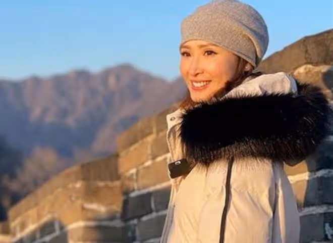 恭喜!TVB女星陳貝兒與楊振寧等同獲感動中國大獎,開心高舉獎盃