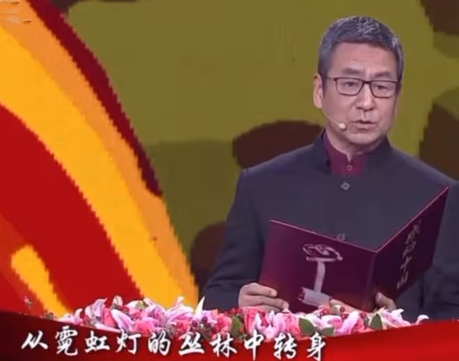 恭喜!TVB女星陳貝兒與楊振寧等同獲感動中國大獎,開心高舉獎盃