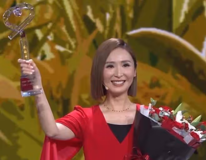 恭喜!TVB女星陳貝兒與楊振寧等同獲感動中國大獎,開心高舉獎盃