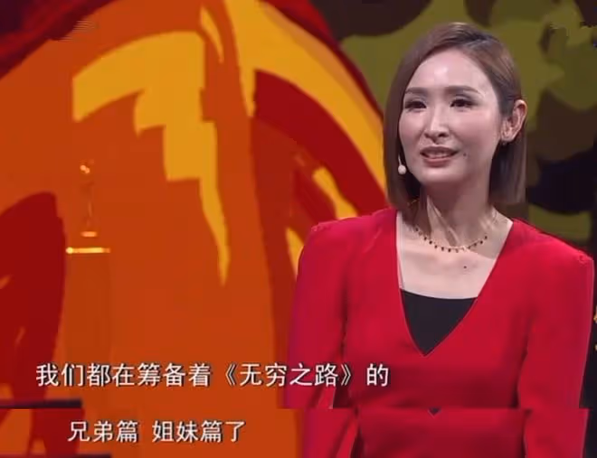 恭喜!TVB女星陳貝兒與楊振寧等同獲感動中國大獎,開心高舉獎盃