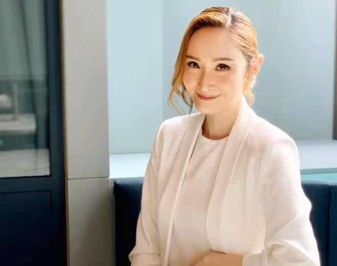 恭喜!TVB女星陳貝兒與楊振寧等同獲感動中國大獎,開心高舉獎盃
