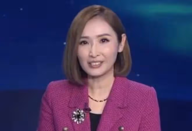 恭喜!TVB女星陳貝兒與楊振寧等同獲感動中國大獎,開心高舉獎盃