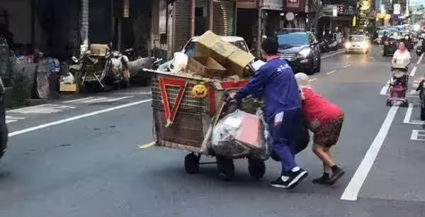 暖男幫陌生阿嬤推回收車20年,結婚前阿嬤拿60萬送作結婚基金,導致女友鬧分手,網噴:趕快放生