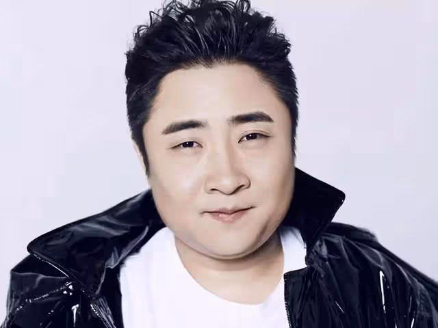 喬杉的故事：落魄時妻子擺地攤養他，成名後給岳父岳母買房