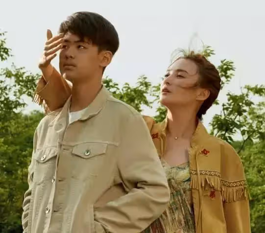 母親都是高顏值，孩子卻各有長法，李嘉欣的基因也救不了